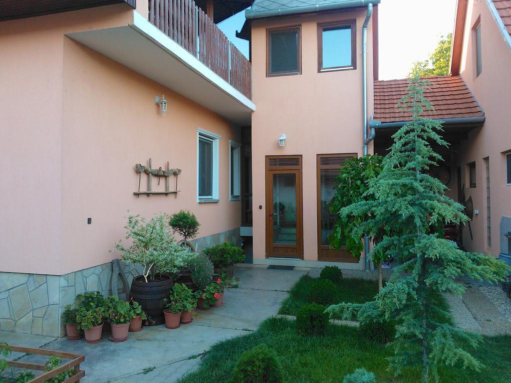 Valentin Vendégház Balatonlelle Exterior foto